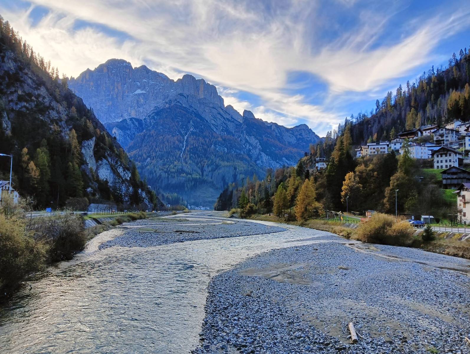 Il Fiume Cordevole ai piedi della Marmolada nelle Dolomiti Venete